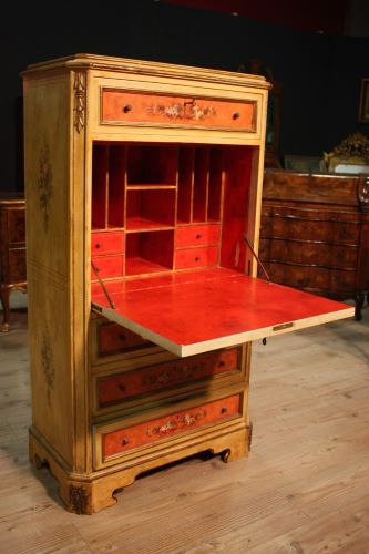 Secretaire francese in legno laccato e dipinto