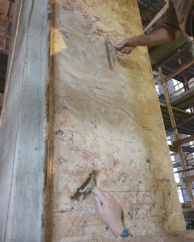 Tecnica della scagliola . Stesura dell'impasto sulla superficie da lavorare. Foto di Maurizio Feliziani