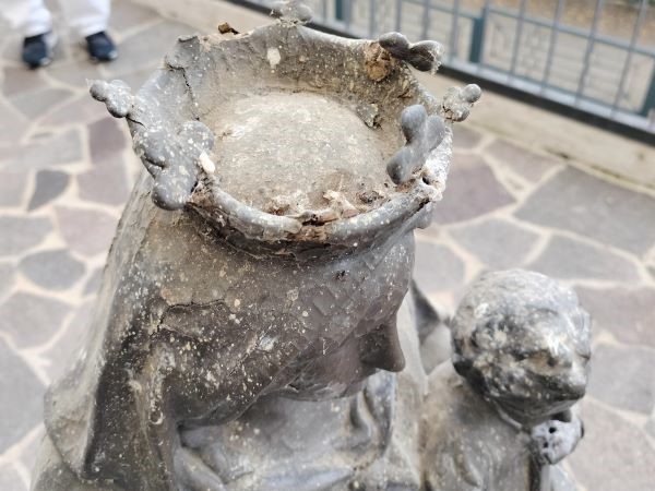 Madonnina del Grappa: Particolare dello stato di conservazione della corona